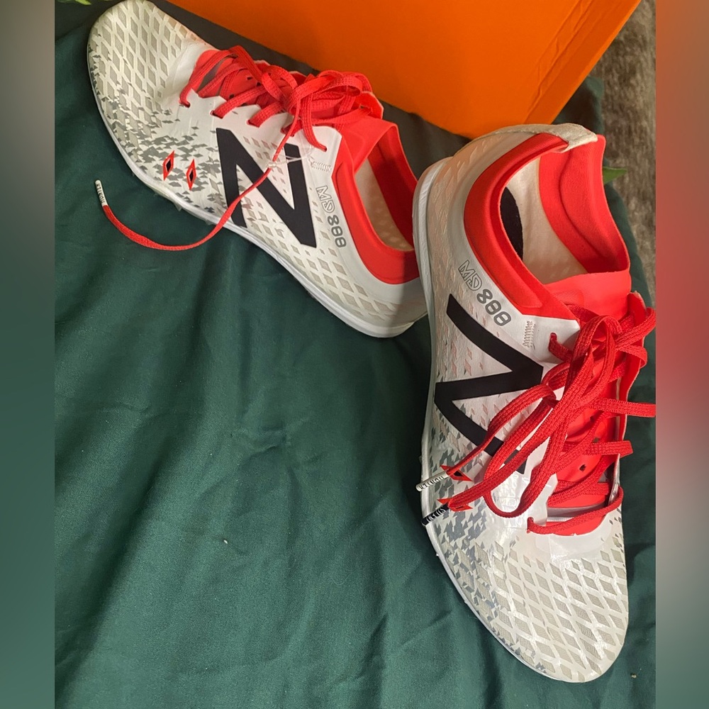 New Balance Women's MD800 V5 Spike Size 8.5 White Red WMD800F5